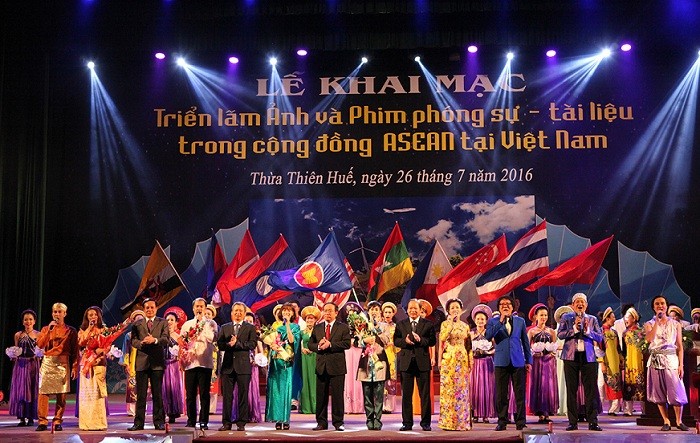 Chương trình ca múa nhạc hoành tráng chào mừng Triển lãm.