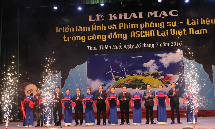 Các đại biểu cắt băng khai mạc Triển lãm.