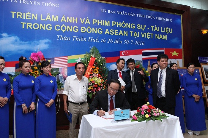 Ông Nguyễn Văn Cao, Phó Bí thư Tỉnh ủy, Chủ tịch Ủy ban nhân dân tỉnh Thừa Thiên Huế viết sổ cảm tưởng Triển lãm.