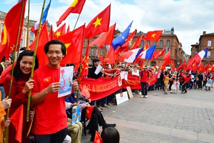 Học sinh sinh viên Việt Nam ở nước ngoàibiểu tình phản đối vụ giàn khoan Hải Dương của Trung Quốc tiến vào hải phận Việt Nam.