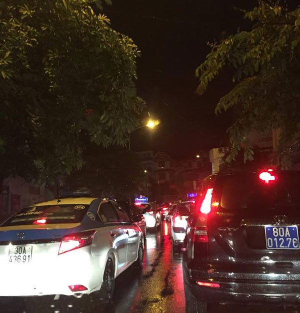 Đến 10h30 tối 20/8 một số tuyến phố vẫn bị ách tắc do mưa lớn. (Ảnh chụp tại phố Sơn Tây).