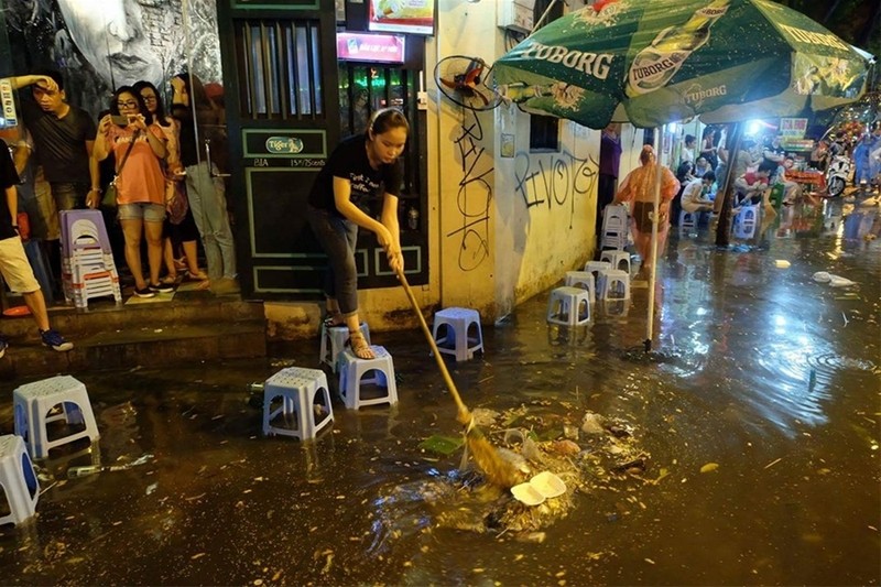 Phố đi bộ quanh Hồ Gươm ngập nước và rác ảnh 2