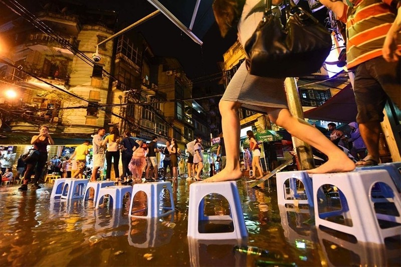 Phố đi bộ quanh Hồ Gươm ngập nước và rác ảnh 3