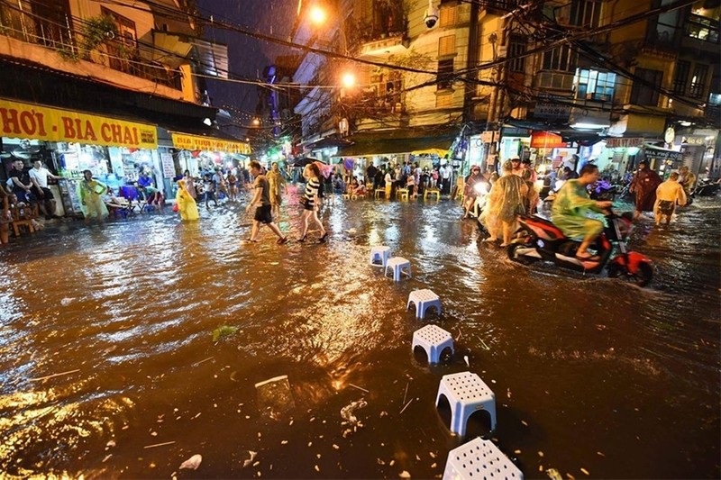 Phố đi bộ quanh Hồ Gươm ngập nước và rác ảnh 5