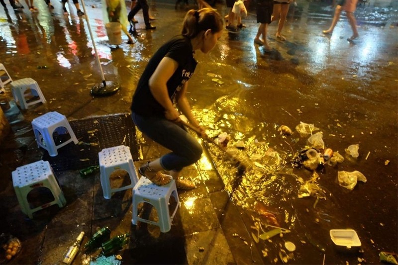 Phố đi bộ quanh Hồ Gươm ngập nước và rác ảnh 7