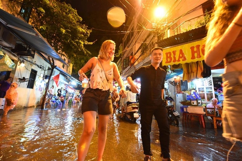 Phố đi bộ quanh Hồ Gươm ngập nước và rác ảnh 8