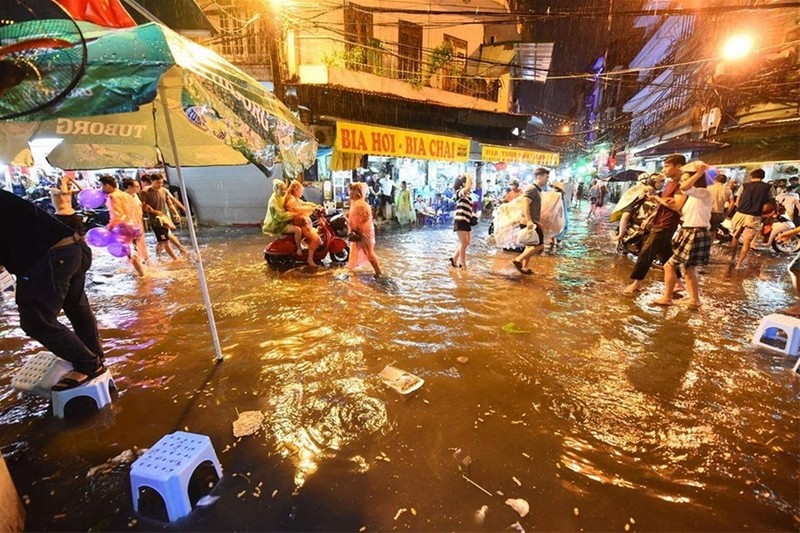 Phố đi bộ quanh Hồ Gươm ngập nước và rác ảnh 10