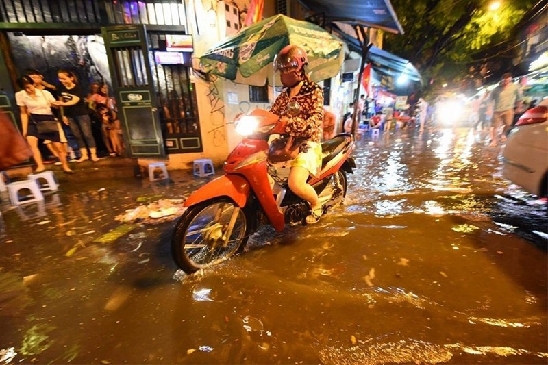 Phố đi bộ quanh Hồ Gươm ngập nước và rác ảnh 12