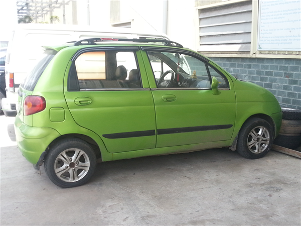 Chevrolet Spark Van 2010. Mẫu xe cỡ nhỏ này sở hữu thiết kế gọn, đẹp và chắc chắn. Nó cũng sở hữu đa dạng về lựa chọn màu sắc cho người tiêu dùng - dòng Spark Van đời đầu cũng là một cái tên nằm trong top những mẫu xe cũ giá rẻ từ đáng mua nhất hiện nay