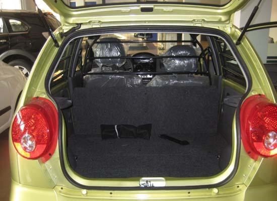 Chevrolet Spark Van trang bị động cơ 1.0 lít, về cơ bản không khác nhiều so với xe 4 chỗ. Tuy nhiên phần đuôi cuả nó lại là một khoang chở hàng và cabin chỉ được trang bị hai chỗ ngồi - đây cũng là điều bạn cần phải cân nhắc khi muốn mua mẫu xe cỡ nhỏ này