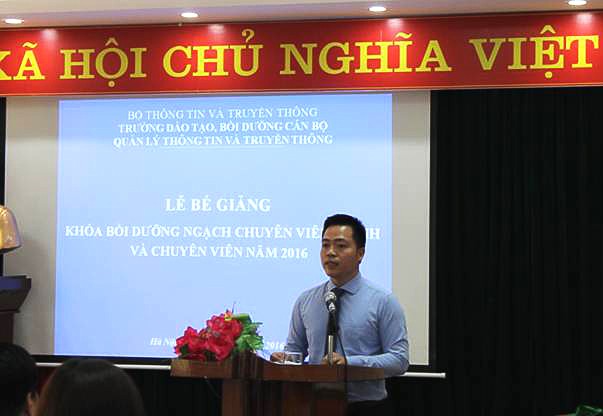 Ông Đinh Đức Thiện phát biểu tại một lễ Bế giảng của nhà trường.