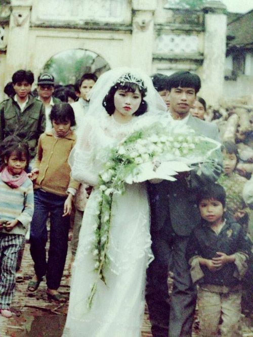 Bồi hồi ngắm lại những tấm ảnh cưới 20 năm có lẻ ảnh 7 Bồi hồi ngắm lại những tấm ảnh cưới 20 năm có lẻ ảnh 7