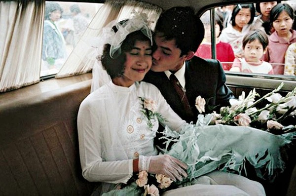 Bồi hồi ngắm lại những tấm ảnh cưới 20 năm có lẻ ảnh 8 Bồi hồi ngắm lại những tấm ảnh cưới 20 năm có lẻ ảnh 8