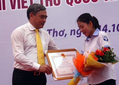 Thứ trưởng Bộ TT&TT Nguyễn Minh Hồng trao giải Nhất quốc tế và quốc gia cho em Nguyễn Thị Thu Trang