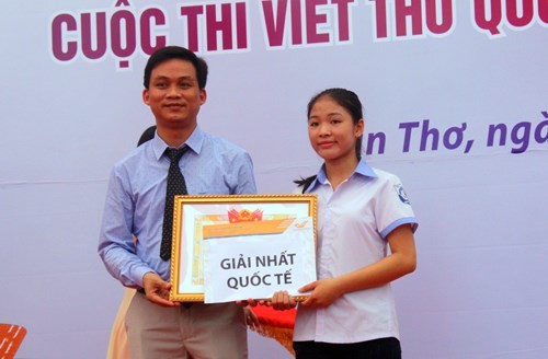 Đại diện Trung ương Đoàn TNCS Hồ Chí Minh trao Bằng khen cho em Nguyễn Thị Thu Trang Đại điện Tổng công ty Bưu điện Việt Nam trao phần thưởng cho em Nguyễn Thị Thu Trang