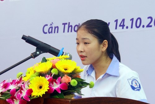 Em Nguyễn Thị Thu Trang xúc động thể hiện lại bài viết đoạt giải Nhất quốc gia và giải Nhất quốc tế