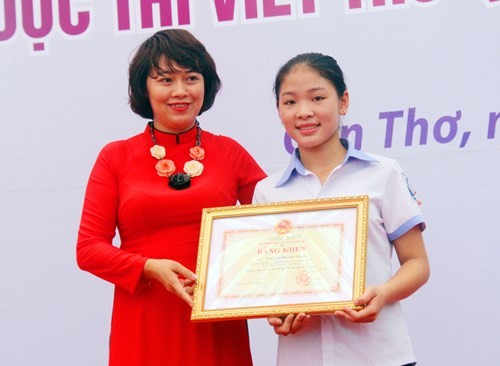 Đại diện Bộ Giáo dục và Đào tạo trao Bằng khen cho em Nguyễn Thị Thu Trang
