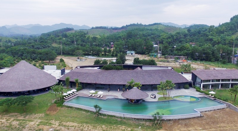 Toàn cảnh khu nghỉ dưỡng Kim Bôi có bể nơi nước khoáng tự nhiên