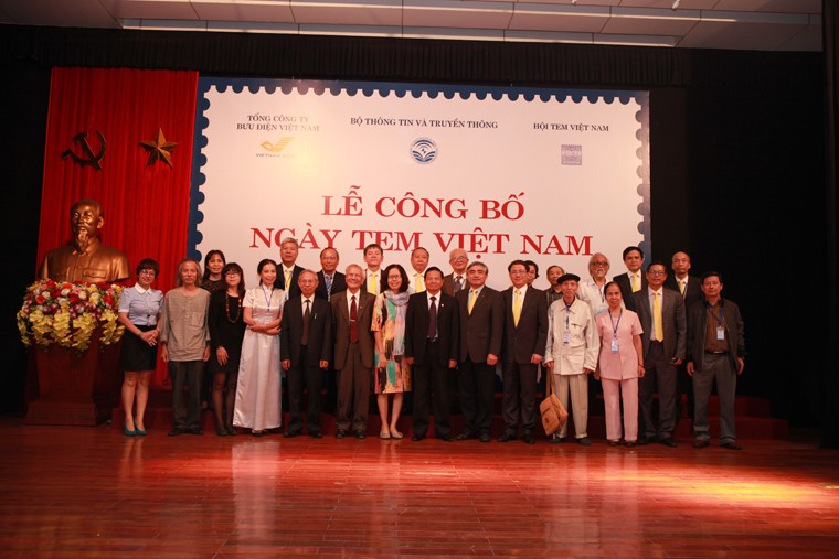 Thứ trưởng Nguyễn Minh Hồng chụp ảnh lưu niệm cùng các thành viên Hội Tem VIệt Nam Thứ trưởng Nguyễn Minh Hồng chụp ảnh lưu niệm cùng các thành viên Hội Tem VIệt Nam