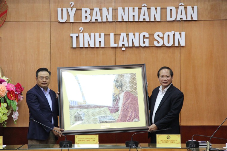 Bộ trưởng Bộ TT&TT Trương Minh Tuấn tặng bức tranh tem cho UBND tỉnh Lạng Sơn