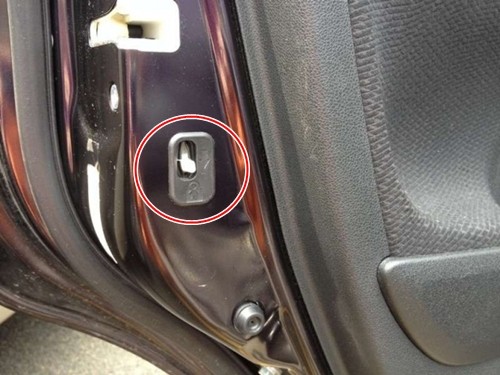 Nắp tròn trên cản xe  Đa số các mẫu xe đều có chi tiết nắp tròn nhỏ ở trên cản xe. Những nắp tròn này che đi móc kéo cáp bên trong. Khi chiếc xe ô tô của bạn bỗng dưng gặp sự cố hoặc cần cứu trợ khẩn cấp, chỉ cần mở chi tiết này ra bạn sẽ tìm thấy móc cáp để móc vào để kéo xe bạn đi.