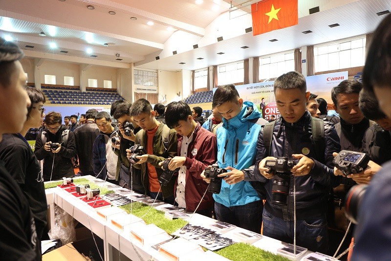 Khách tham quan hào hứng trải nghiệm các sản phẩm hình ảnh mới nhất tại sự kiện.
