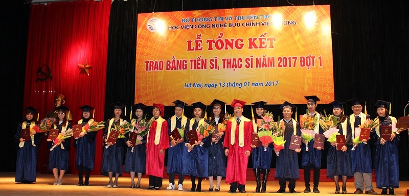 3 tân Tiến sĩ và 82 tân Thạc sĩ của Học viện Công nghệ Bưu chính Viễn thông đã được nhận bằng.