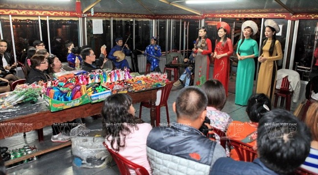 Du khách thưởng thức ca Huế trên thuyền khi du ngoạn sông Hương. Ảnh: Báo ảnh Việt Nam