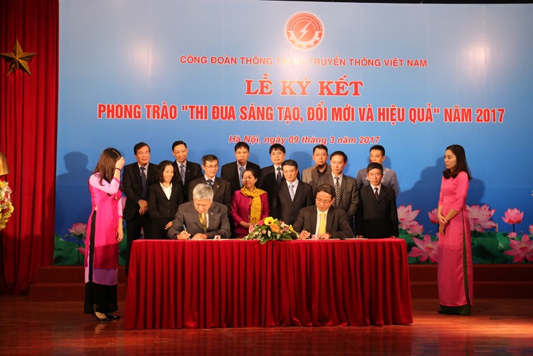 Lãnh đạo Tổng công ty Bưu điện Việt Nam và Công đoàn Tổng công ty ký kết phong trào thi đua.