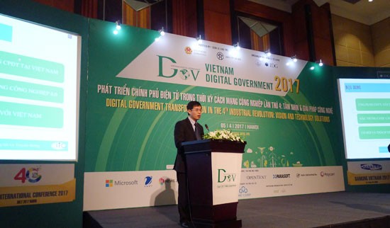 Ông Nguyễn Thành Phúc - Cục trưởng Cục Tin học hóa trình bày tham luận “CMCN 4.0 và các vấn đề đặt ra đối với phát triển Chính phủ điện tử” tại hội thảo quốc gia Chính phủ điện tử 2017.