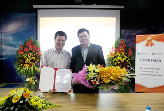 Đại diện NgânLượng.vn nhận giấy phép trung gian thanh toán từ Ngân hàng Nhà nước Việt Nam.