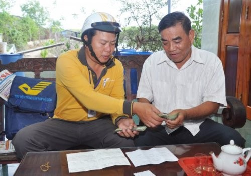 Nhân viên Bưu điện đến tận hộ gia đình chi trả lương hưu, trợ cấp xã hội cho người dân tại huyện Cần Giờ, TP. HCM