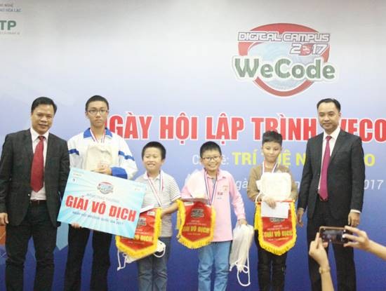 Ông Nguyễn Thế Trung, Chủ tịch HĐQT Công ty DTT Eduspec và ông Nguyễn Văn Cường, Phó trưởng ban Ban quản lý khu công nghệ cao Hòa Lạc - Bộ KH&CN trao giải Vô địch WeCode quốc gia 2017 cho 4 thí sinh
