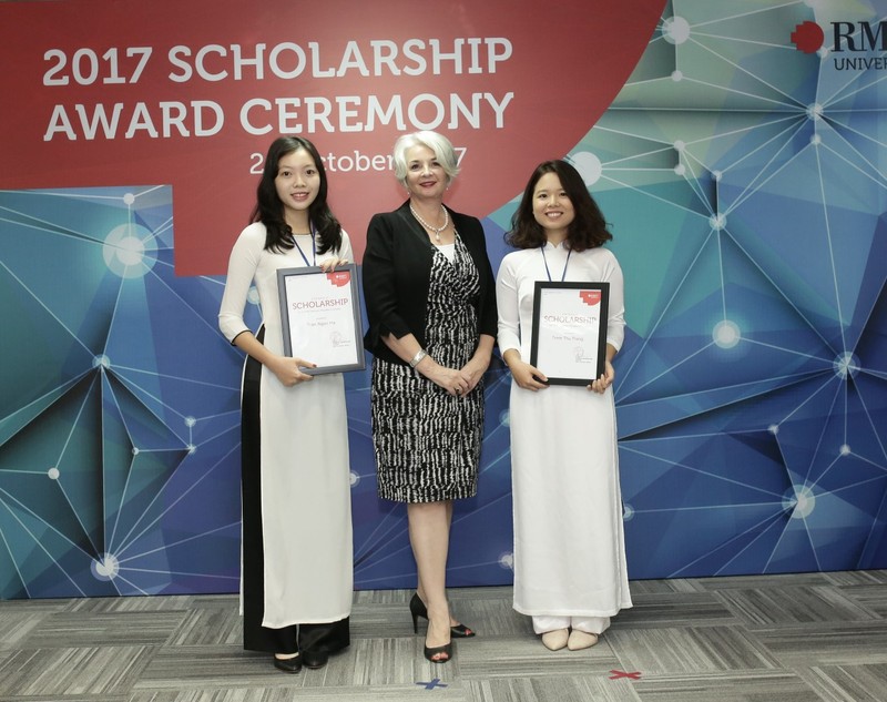 Trần Ngọc Hà và Trịnh Thu Trang nhận học bổng Hiệu trưởng danh giá