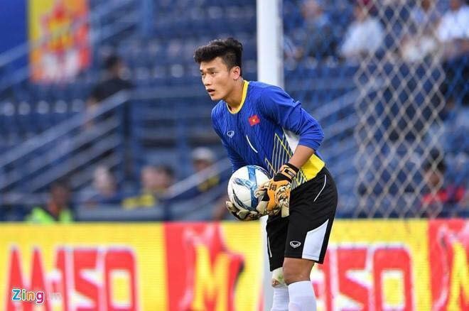 Hoa hậu Mỹ Linh, Phương Trinh dùng Facebook để “thả thính” Bùi Tiến Dũng