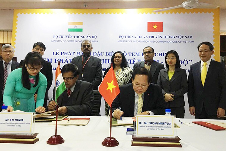 Bộ trưởng Bộ Thông tin và Truyền thông Việt Nam Trương Minh Tuấn và Thứ trưởng Bộ Truyền thông Ấn Độ
A.N.Nanda  thực hiện nghi thức ký phát hành bộ tem. Ảnh: Minh Đàm