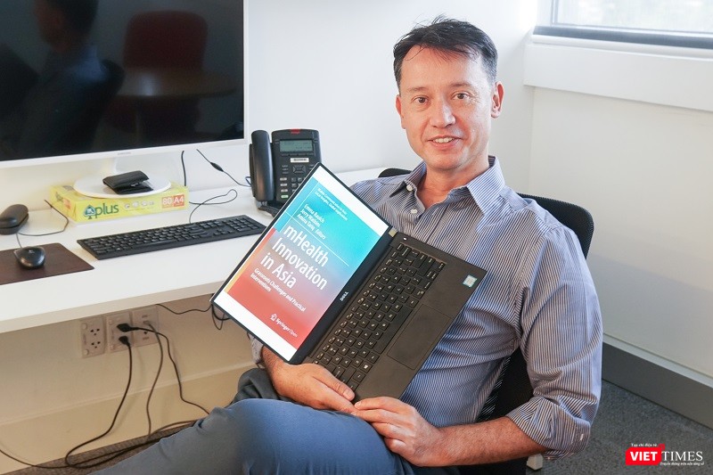 Phó giáo sư Jerry Watkins là một trong những nhà nghiên cứu và biên tập cho cuốn sách Sáng kiến chăm sóc sức khỏe di động ở châu Á.