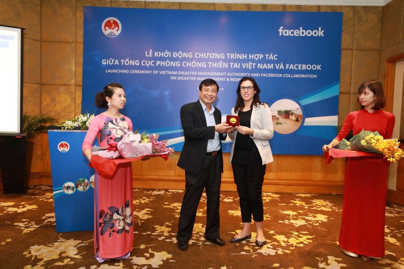 Bà Clair Deevy, Giám đốc Cộng đồng của Facebook tại khu vực Châu Á - Thái Bình Dương và ông Trần Quang Hoài, Tổng cục trưởng Tổng cục Phòng, chống thiên tai tại Lễ phát động.