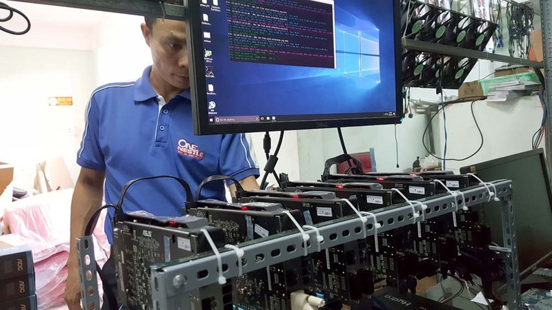 Máy đào Bitcoin tại một cơ sở ở Q.Tân Bình, TP.HCM. Máy đào Bitcoin tại một cơ sở ở Q.Tân Bình, TP.HCM.