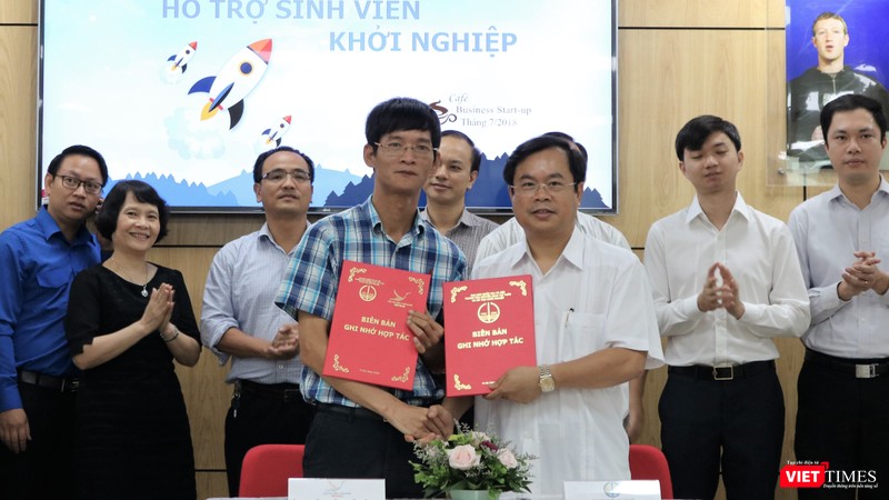 Ông Nguyễn Xuân Cường và ông Vương Quốc Thắng ký bản thỏa thuận hợp tác. Ảnh: Việt Anh