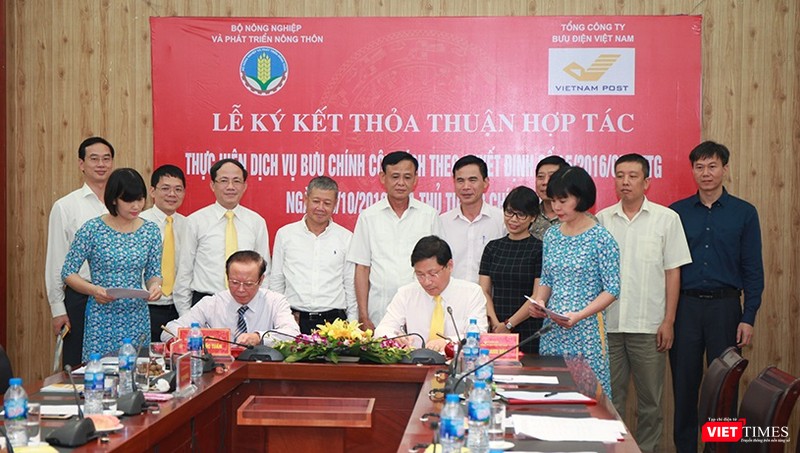 Tổng giám đốc Bưu điện Việt Nam Chu Quang Hào (người ngồi bên phải) và ông Trần Quốc Tuấn, Quyền Chánh văn phòng Bộ NN&PTNT ký kết thỏa thuận hợp tác giữa hai đơn vị.