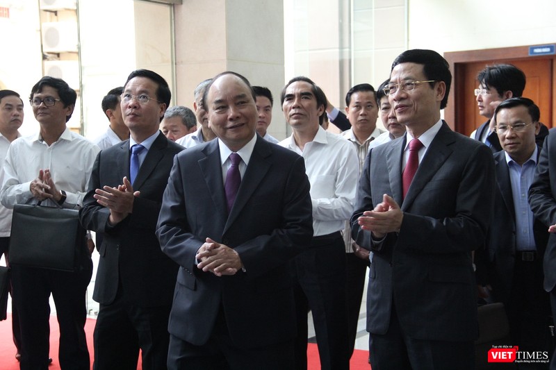 Cùng dự buổi làm việc sáng nay, có Ủy viên Bộ Chính trị, Bí thư Trung ương Đảng, Trưởng ban Tuyên giáo Trung ương Võ Văn Thưởng, đại diện lãnh đạo các Bộ, ngành Trung ương, các doanh nghiệp, tập đoàn lớn trong lĩnh vực công nghệ thông tin và truyền thông.