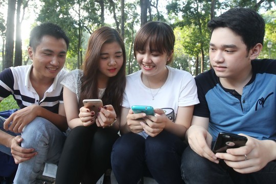 Theo Quyền Bộ trưởng Nguyễn Mạnh Hùng, tài khoản viễn thông có vùng phủ khoảng 100% dân số trong khi tài khoản ngân hàng chỉ có vùng phủ 20-30% dân số, do đó, nên cho phép một số dịch vụ có giá trị nhỏ được thanh toán bằng tài khoản viễn thông. Theo Quyền Bộ trưởng Nguyễn Mạnh Hùng, tài khoản viễn thông có vùng phủ khoảng 100% dân số trong khi tài khoản ngân hàng chỉ có vùng phủ 20-30% dân số, do đó, nên cho phép một số dịch vụ có giá trị nhỏ được thanh toán bằng tài khoản viễn thông.