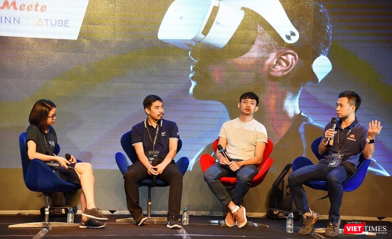 CEO AhaMove Nguyễn Xuân Trường (bên phải) và các diễn giả tại Vietnam Frontier Summit 2018