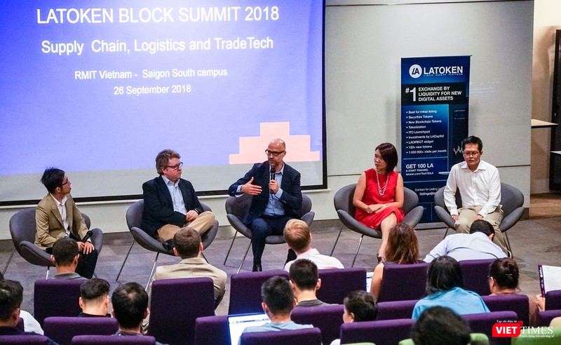 Tiến sĩ Chris Berg (thứ 2 từ trái qua) và Giáo sư Jason Potts (giữa) thảo luận về vai trò thương mại toàn cầu của blokchain nhân dịp tham dự Latoken Block Summit được tổ chức vào cuối tháng 9/2018.