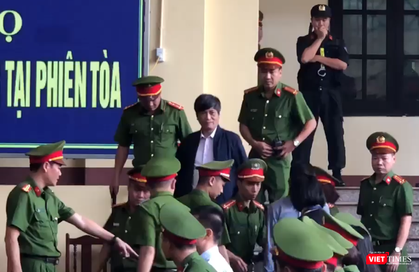 Bị cáo Nguyễn Thanh Hóa được dẫn giải vào vị trí.