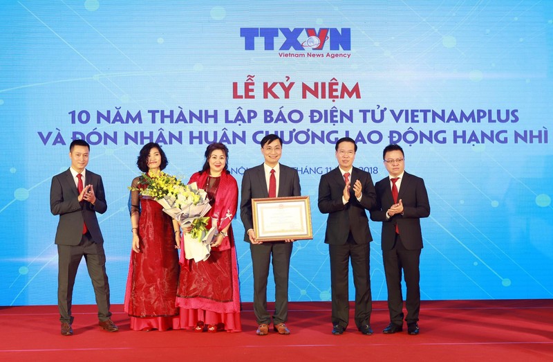 Ông Võ Văn Thưởng, Ủy viên Bộ Chính trị, Bí thư Trung ương Đảng, Trưởng Ban Tuyên giáo Trung ương tặng thưởng Huân chương Lao động hạng Nhì cho Báo điện tử VietnamPlus (TTXVN)