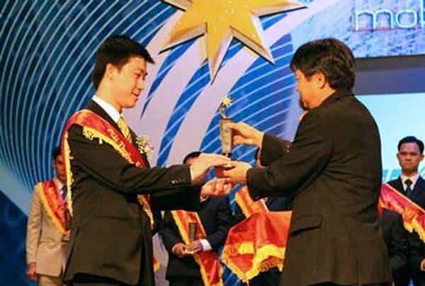 Phan Sào Nam (khi đang là Phó giám đốc Công ty Intecom) nhận Giải thướng Sao Khuê năm 2008