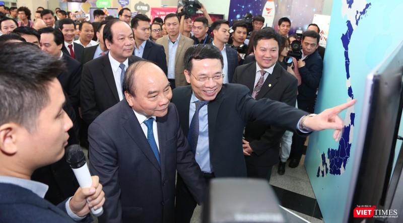 Thủ tướng Nguyễn Xuân Phúc quan sát tấm bản đồ người dùng theo thời gian thực của mạng xã hội Việt Nam Zalo.