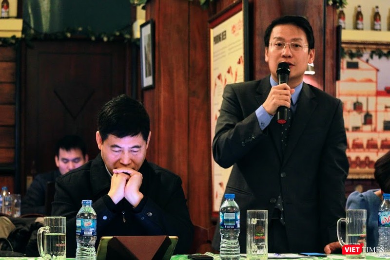 Ông Vũ Kiêm Văn, Phó Tổng thư ký VDCA (người bên phải) trao đổi về những điểm mới của Giải thưởng tại Hội nghị triển khai nhiệm vụ năm 2019 của VDCA.